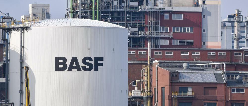 Ein Tankbehälter mit der Aufschrift "BASF" steht am 18.02.2016 in Ludwigshafen (Rheinland-Pfalz) auf dem Werksgelände des Chemiekonzerns BASF. 