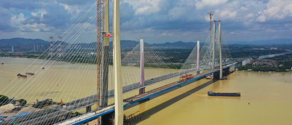 Große Projekte wie die Eisenbahnbrücke in der südchinesischen Provinz Guangdong sollen die chinesische Wirtschaft in Schwung bringen. 
