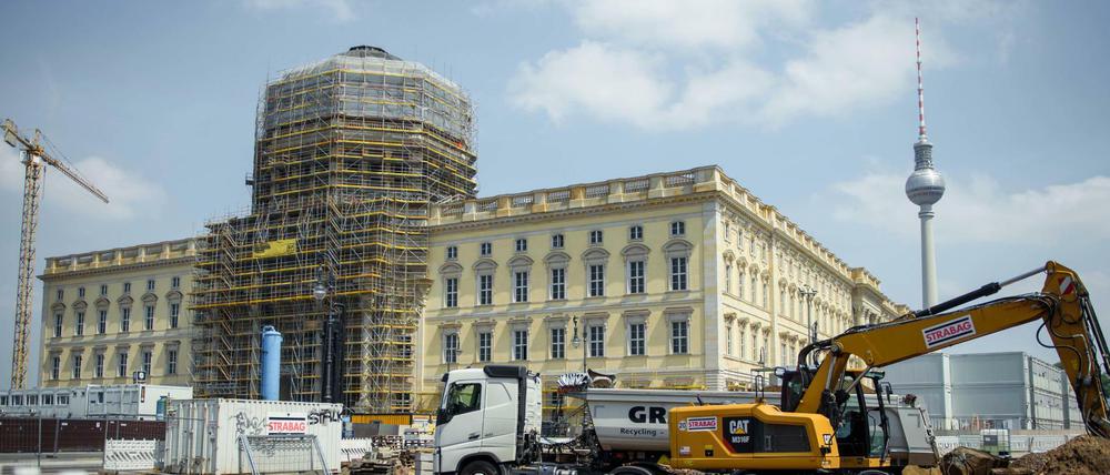 Baumaschinen stehen gegenüber der Baustelle des Humboldt-Forum im neuen Berliner Stadtschloss.