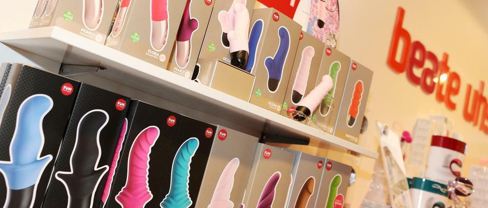 Erotikspielzeug liegt in einem Geschäft des Erotik-Unternehmens Beate Uhse in Flensburg. 