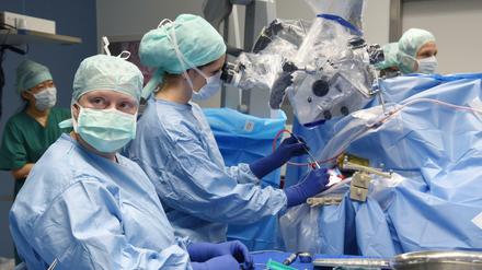 Nicht jede Klinik sollte alles machen dürfen, fordern Experten. Hier eine Hirntumor-Operation in der Berliner Charité.