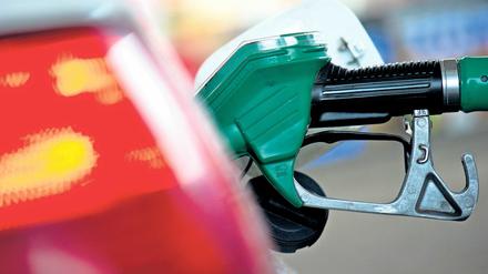 Billiger Treibstoff. In Berlin kostet ein Liter Super E 10 aktuell 1,34 Euro – am Monatsanfang waren es fünf Cent weniger, aber vor zwei Jahren 19 Cent mehr.