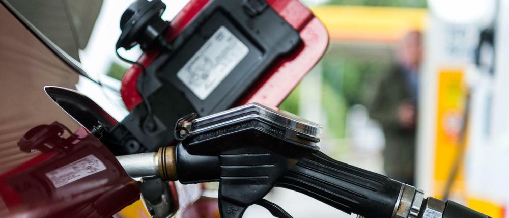 Erstmals seit fast drei Jahren müssen Autofahrer an der Zapfsäule mehr als 1,40 Euro für einen Liter Superbenzin E10 bezahlen. 