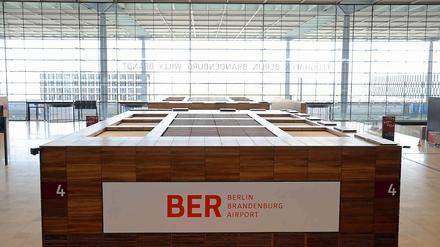 Abflughalle ohne Passagiere. Bis am neuen Berliner Großflughafen Flugzeuge starten, wird es noch Monate dauern.