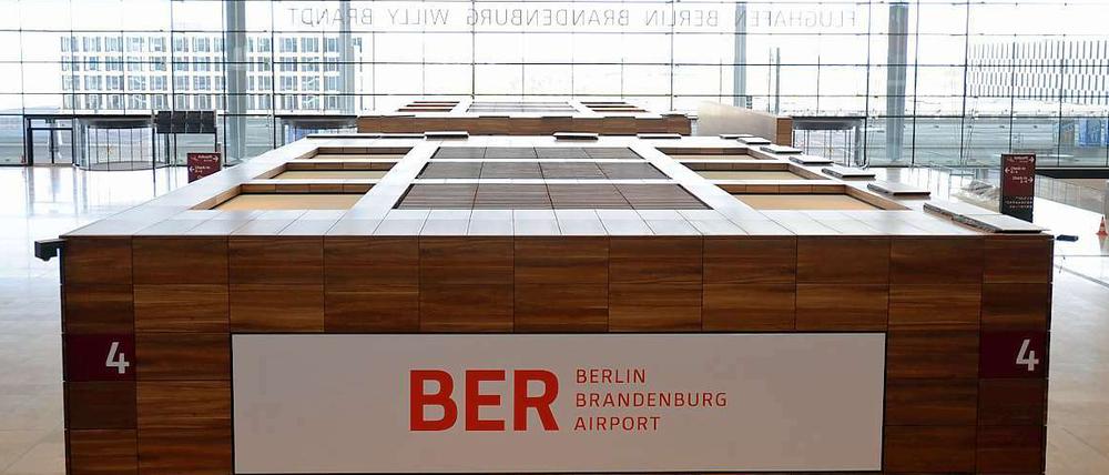 Abflughalle ohne Passagiere. Bis am neuen Berliner Großflughafen Flugzeuge starten, wird es noch Monate dauern.