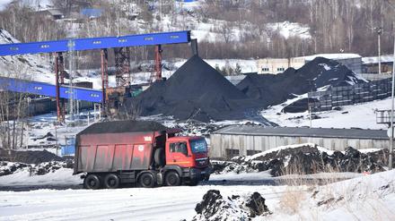 Lastwagen transportieren Kohle bei Nowokusnezk in Sibirien.