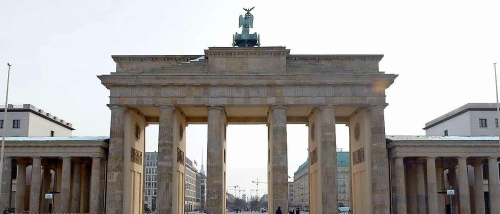 Deutschlandweit fällt die Arbeitslosenzahl wieder unter drei Millionen. Auch in Berlin sinkt die Arbeitslosenquote - und bleibt im Ländervergleich doch die höchste.
