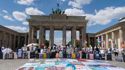 Nicht zuletzt die Tourismus-Branche nimmt Hilfen in Anspruch - und demonstriert für weitere Unterstützung in Berlin.