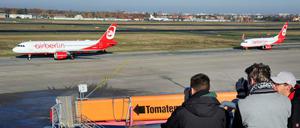 Plane-Spotter beobachten und fotografieren auf der Aussichtssterrasse am Flughafen Tegel Maschinen von Air Berlin. Am Freitag, den 27. Oktober 2017, landet am späten Abend hier die letzte Maschine der insolventen Airline.