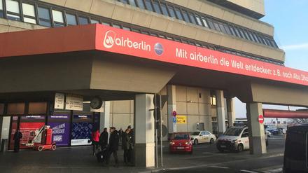 Über dem Haupteingang zum Flughafen-Tegel wirbt Air Berlin weiter.