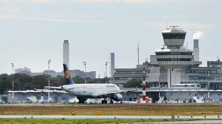 Eine Lufthansa-Maschine auf dem Berliner Flughafen Tegel