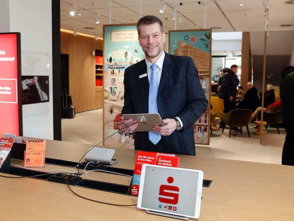 Johannes Evers, Chef der Berliner Sparkasse, will den Kunden in der neuen Filiale am Alexanderplatz das Onlinebanking nahebringen. 