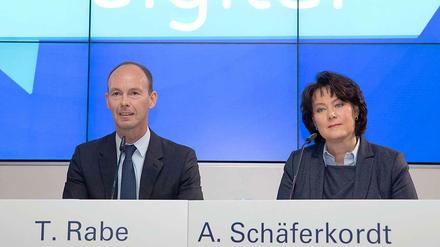 Thomas Rabe (links), Vorstandsvorsitzender von Bertelsmann, und Anke Schäferkordt, CEO der RTL Group und Mitglied im Vorstand von Bertelsmann. 