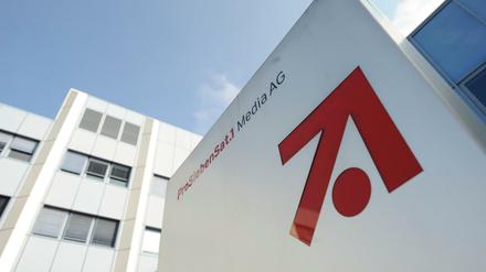 Das Konzern-Logo der ProSiebenSat.1 Media AG am Eingang zur Konzern-Zentrale in Unterföhring bei München. Der Medienkonzern gehört vom 21. März an zu den im Dax verzeichneten Unternehmen. 