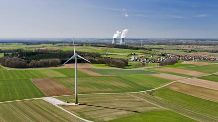 Windkraftanlage, dahinter das Kernkraftwerk Gundremmingen in Bayern.