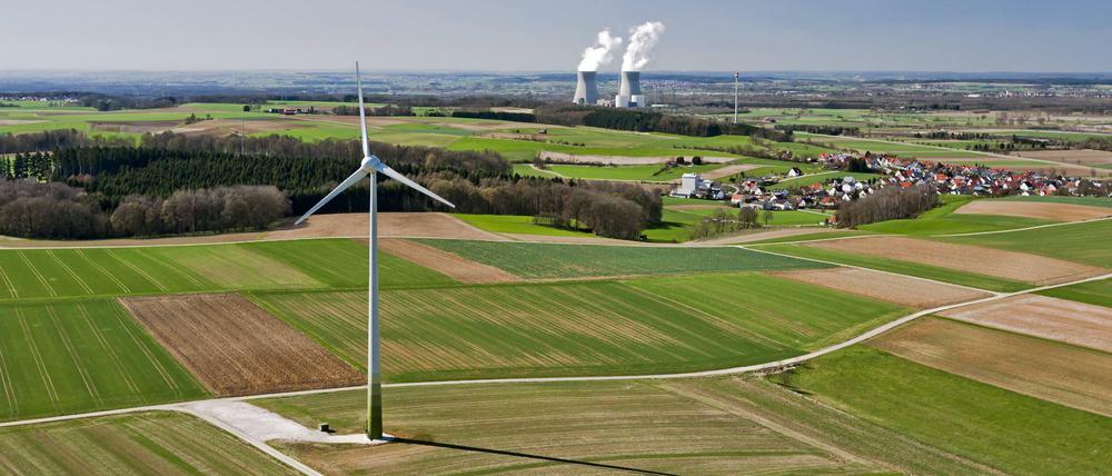 Windkraftanlage, dahinter das Kernkraftwerk Gundremmingen in Bayern.