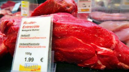 Teurer als konventionelles Fleisch: Viele Menschen haben daher in der Vergangenheit einen Bogen um Biofleisch gemacht. 