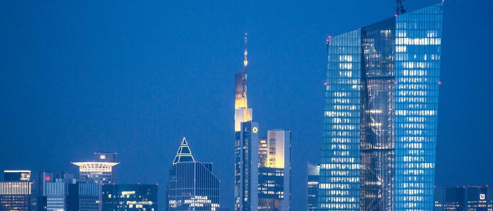 Die Hochhäuser der Stadt mit der Zentrale der Europäischen Zentralbank (EZB, r) sind am 26.01.2016 in Frankfurt am Main (Hessen) im ersten Tageslicht vor dem noch wolkenlosen Himmel sichtbar. 