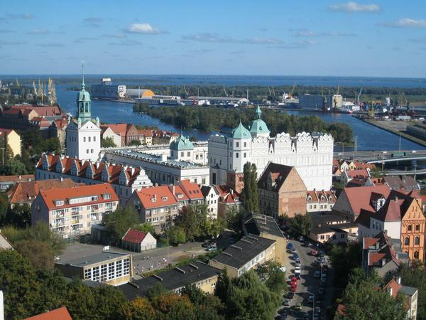 Blick auf Stettin mit Schloß und Hafen. Polen ist ein beliebtes Ziel für Zahnmedizin-Tourismus.