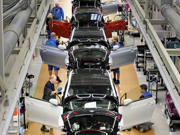 BMW halt eine Dividende, obwohl der Autobauer Kurzarbeit anmelden musste.