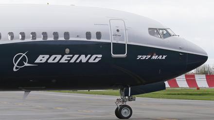 Der US-Luftfahrtkonzern Boeing ist bei seinem mit Flugverboten belegten Krisenjet 737 Max auf ein neues Problem gestoßen. Während der Wartungsarbeiten seien Fremdkörper in Treibstofftanks einiger Maschinen gefunden worden. 