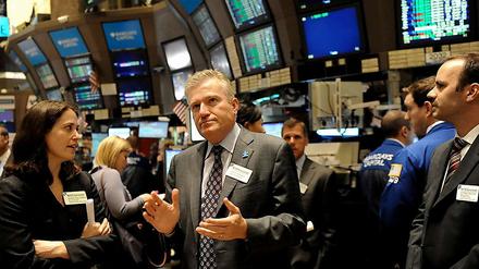 Duncan Niederauer (M), Chef der New York Stock Exchange (NYSE) Euronext, auf dem Parkett der New Yorker Börse.