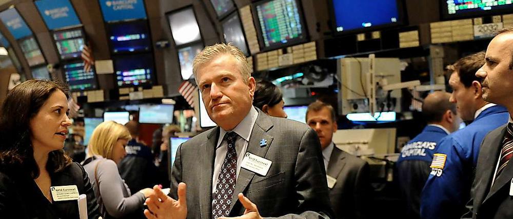 Duncan Niederauer (M), Chef der New York Stock Exchange (NYSE) Euronext, auf dem Parkett der New Yorker Börse.