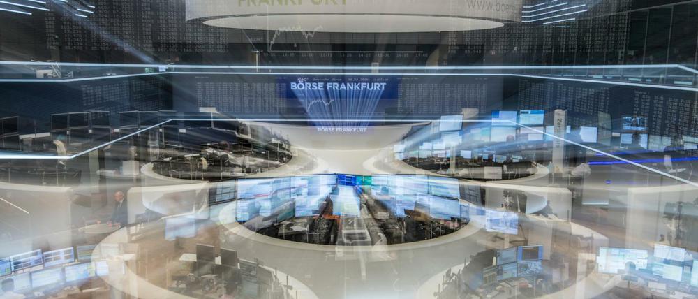 Händler verfolgen auf ihren Monitoren im Handelssaal der Börse in Frankfurt am Main die Kursentwicklung.