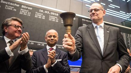 Bernd Montag Vorstandsvorsitzender von Siemens Healthineers, läutet neben Michael Sen, Aufsichtsratvorsitzender, und Börsenchef Theodor Weimer die Glocke zum Börsengang. 