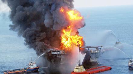 Boote versuchen den Brand auf der Ölplattform Deepwater Horizon im Golf von Mexiko zu löschen 