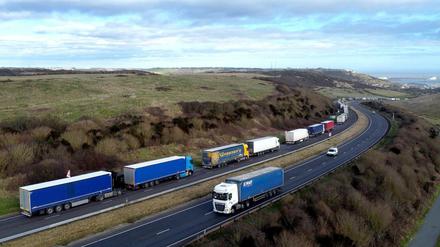 Lastwagen stehen in einer Schlange und warten darauf zum Hafen von Dover weiterfahren zu können.