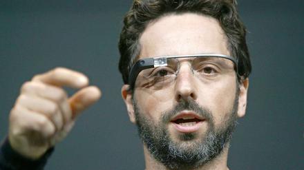Die Welt mit den Augen von Google. Auf der Entwicklerkonferenz Google I/O in San Francisco stellte Sergej Brin, einer der beiden Unternehmensgründer, die Video-Brille „Google Glass“ vor. Mit der Brille kann man auch telefonieren.
