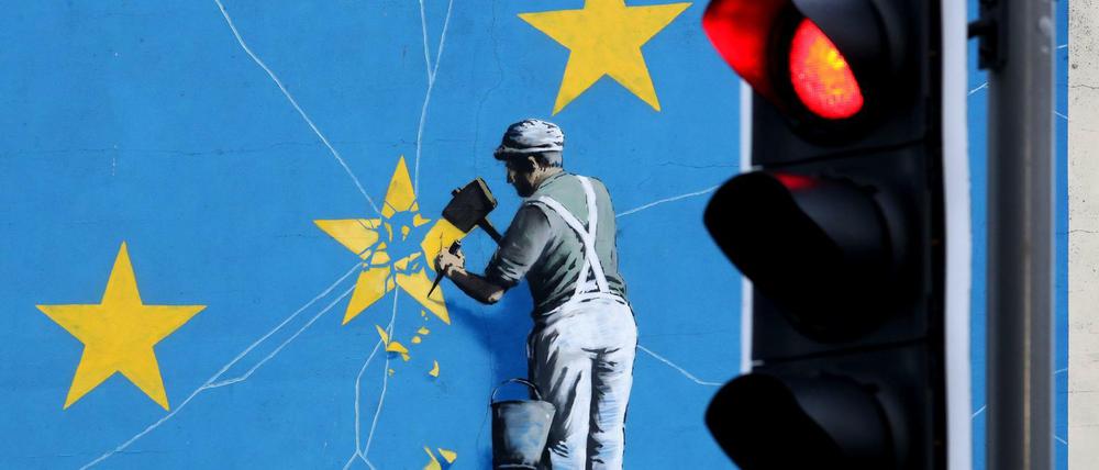 Der Künstler Banksy hat mit diesem Wandgemälde im britischen Dover schon begonnen, Großbritannien aus der EU-Flagge zu entfernen.