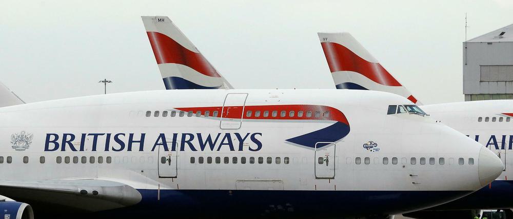 Ein Flugzeug von Großbritanniens größter Fluggesellschaft British Airways in London (Archiv)