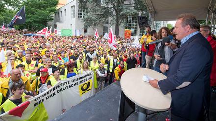 Der Verdi-Bundesvorsitzende Frank Bsirske spricht in Bonn (Nordrhein-Westfalen) vor Mitarbeitern der Post.