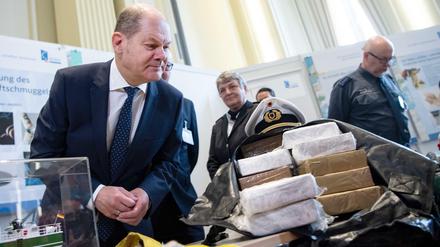 Guter Stoff? Bundesfinanzminister Olaf Scholz (SPD) schaut sich vom Zoll beschlagnahmte Drogen-Pakete an.