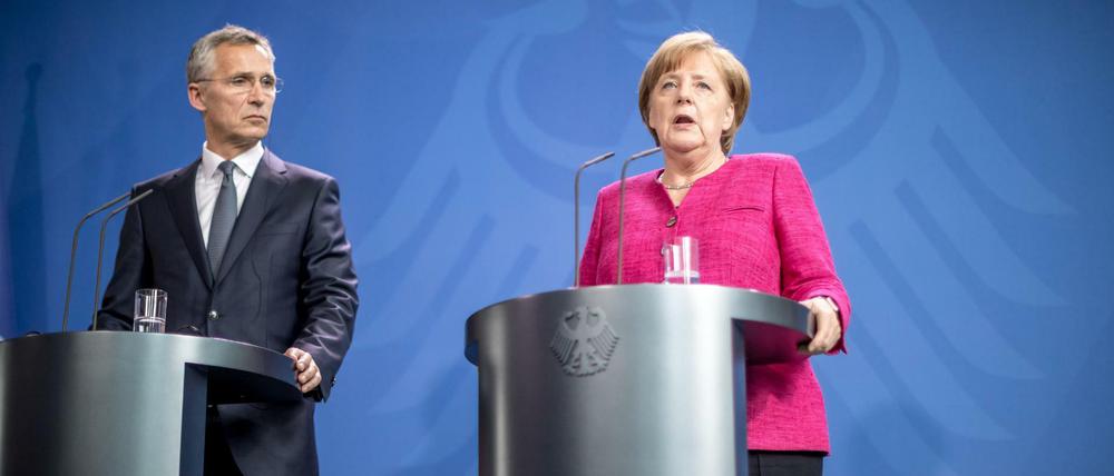 Bundeskanzlerin Angela Merkel (CDU) spricht neben NATO-Generalsekretär Jens Stoltenberg im Kanzleramt. 