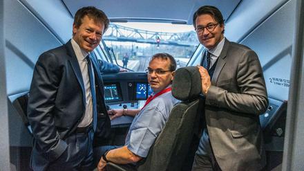 Bundesverkehrsminister Andreas Scheuer (CSU) und der DB-Vorstandsvorsitzende Richard Lutz (links) im Führerhaus eines ICE. 