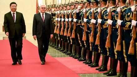 Chinas Präsident Xi Jingping (l) empfängt Bundespräsident Frank-Walter Steinmeier mit militärischen Ehren. 