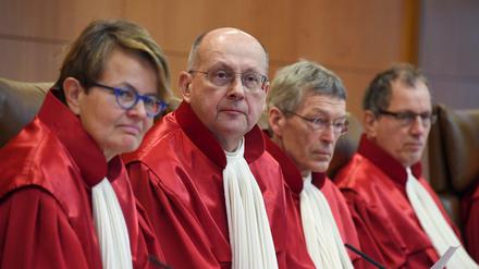Der Erste Senat des Bundesverfassungsgerichts in Karlsruhe (Baden-Württemberg) mit Susanne Baer (l-r), Ferdinand Kirchhof (Vorsitz), Michael Eichberger und Johannes Masing.
