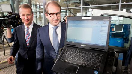 Kontrolle ist besser: Bundesverkehrsminister Alexander Dobrindt (r, CSU) und Herbert Diess (l), Vorstandsvorsitzender der Marke Volkswagen Pkw, bei der Umrüstung der Software für den Volkswagen Amarok. 