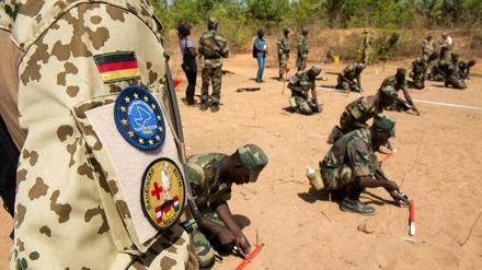 Bundeswehrsoldaten bilden im Mai 2013 in Koulikoro Pioniere der Armee Malis aus.