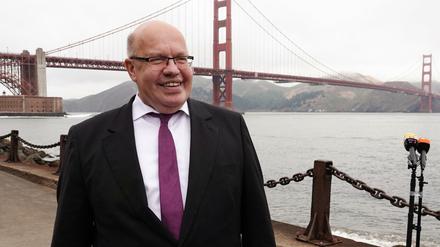 Bundeswirtschaftsminister Peter Altmaier (CDU) steht vor der Golden Gate Bridge.
