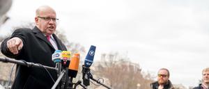 Peter Altmaier (l, CDU), Bundesminister für Wirtschaft und Energie, gibt am Montag eine Pressekonferenz vor dem Weißen Haus. 