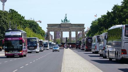 Rollender Protest: 300 Reisebusse sind am Mittwoch durch Berlin gefahren. 