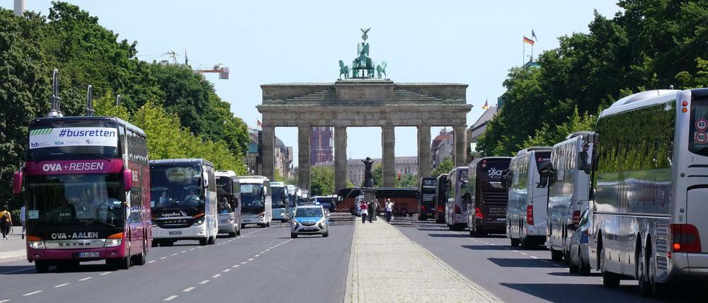 Rollender Protest: 300 Reisebusse sind am Mittwoch durch Berlin gefahren. 