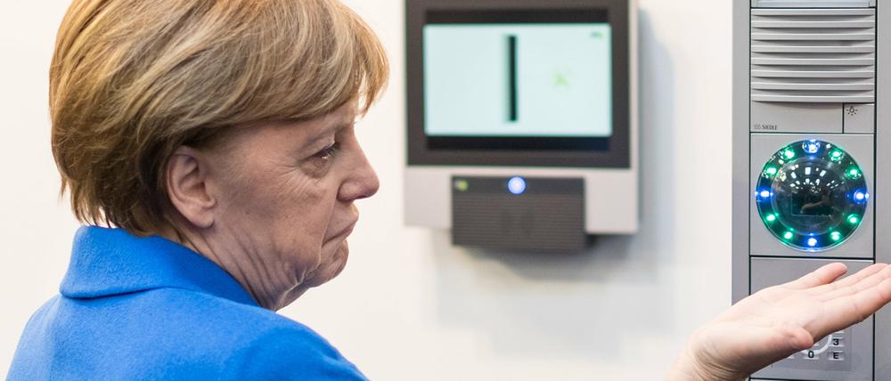Angela Merkel testete am Dienstag während ihres Rundgangs über die Cebit einen biometrischen Handvenenscanner. Bei der Kanzlerin hat es nicht funktioniert. 