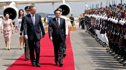 Sonniger Empfang. Der griechische Premier Antonis Samaras ließ am Donnerstag für Chinas Ministerpräsidenten Li Keqiang die Ehrenkompanie antreten. 
