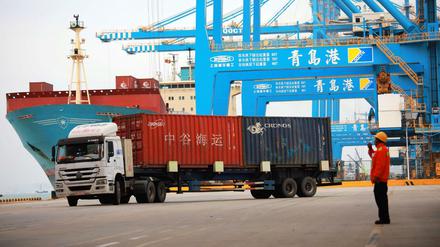 Im Hafen von Qingdao in China werden Container verladen.