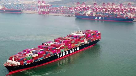 Ein Containerschiff verlässt die Werft in Qingdao in der ostchinesischen Provinz Shandong. (Archivbild von 2019)